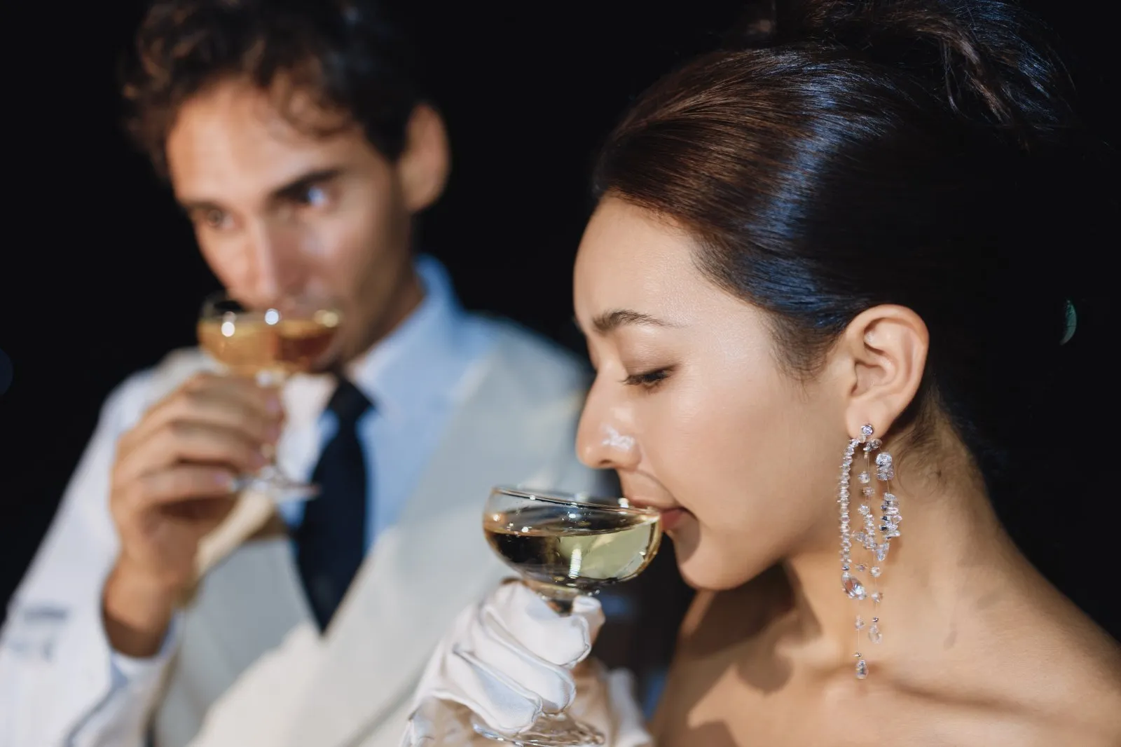 新人轻举酒杯的片刻